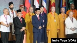 Presiden Joko Widodo berfoto bersama beberapa pemuka agama dari negara-negara anggota ASEAN pada Senin (7/8) di Jakarta. (VOA/Indra Yoga)