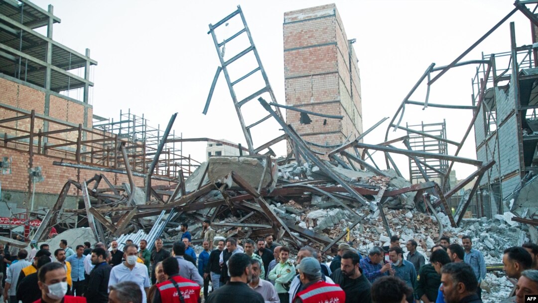 FILE - Petugas penyelamat berkumpul di lokasi bangunan yang runtuh di Teheran, 6 Agustus 2023. z(TASNIM NEWS/AFP)