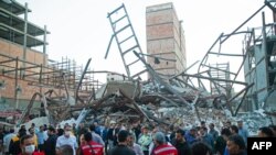 FILE - Petugas penyelamat berkumpul di lokasi bangunan yang runtuh di Teheran, 6 Agustus 2023. z(TASNIM NEWS/AFP)