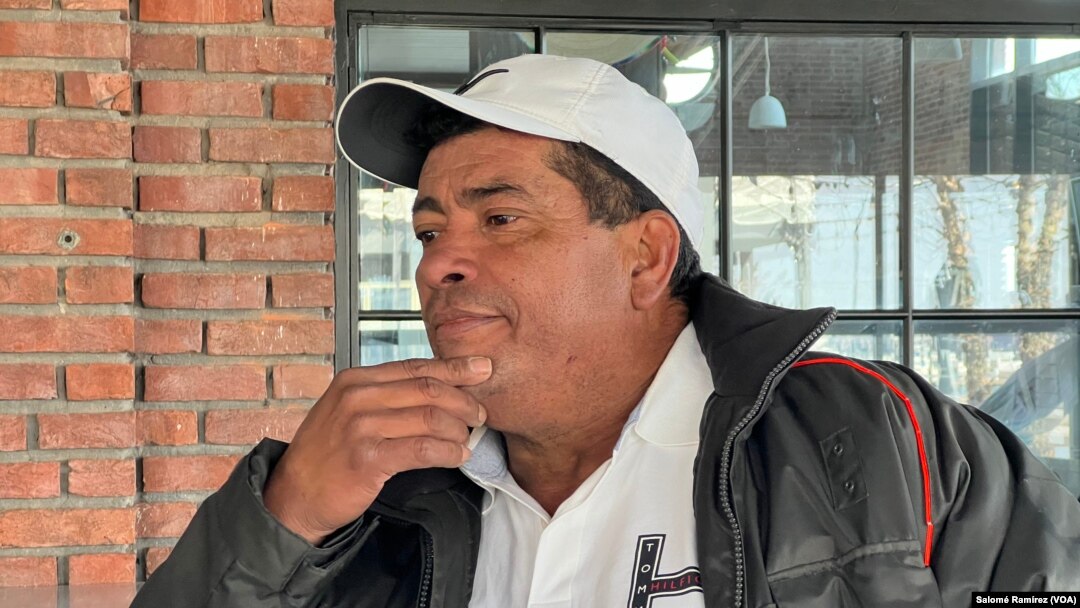 Carlos Alexis Suazo, hermano de una de las víctimas del colapso del puente Francis Scott Key, conversa con la Voz de América el 29 de marzo de 2024.