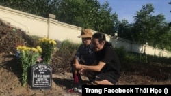 Facebooker Thái Hạo và anh Hoàng Tuấn Công bên mộ Lê Văn Mạnh.