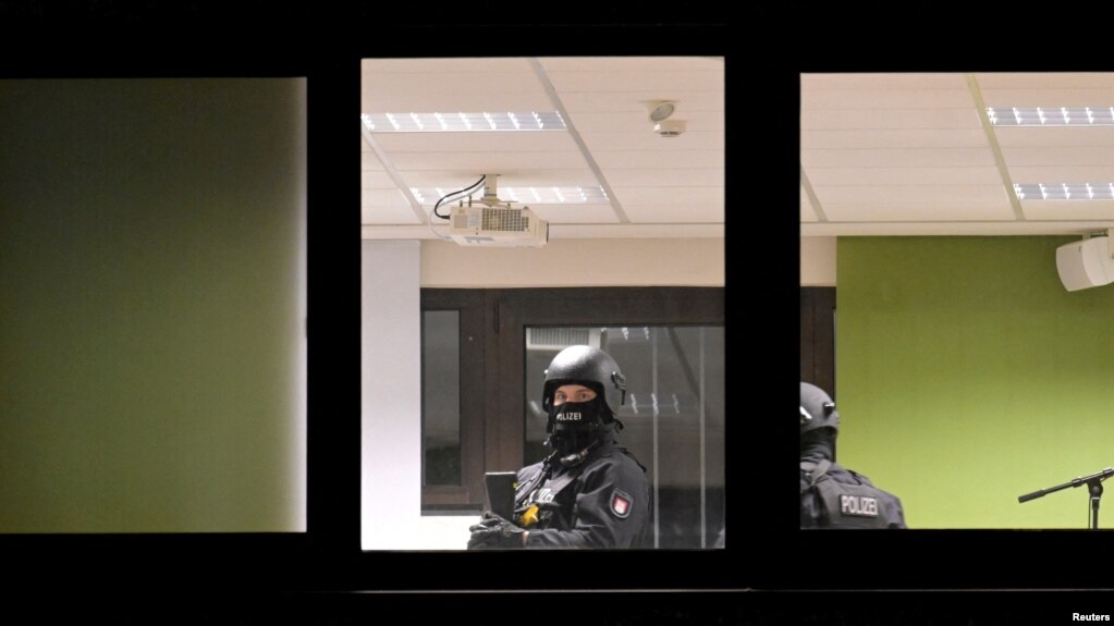 德国特警进入北部城市汉堡的一座发生枪击案的建筑内。（2023年3月9日）(photo:VOA)