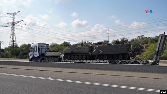 Desplazamiento de material militar en Israel en frontera con Gaza. [Foto: Alejandro Ernesto, VOA].