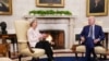 El presidente de EEUU, Joe Biden, se reúne con la presidenta de la Comisión Europea, Ursula von der Leyen, en la Oficina Oval de la Casa Blanca en Washington, el 10 de marzo de 2023.