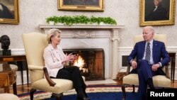 El presidente de EEUU, Joe Biden, se reúne con la presidenta de la Comisión Europea, Ursula von der Leyen, en la Oficina Oval de la Casa Blanca en Washington, el 10 de marzo de 2023.