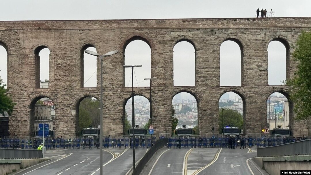 Polis tarihi Bozdoğan Sukemeri’nin önüne barikat kurarak, 1 Mayıs kortejinin Taksim Meydanı'na yürümesine izin vermedi.