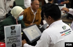 Tim kuasa hukum Paslon Presiden dan Wakil Presiden 01, Anies Baswedan dan Muhaimin Iskandar mendaftarkan PHPU ke Mahkamah Konstitusi pada Kamis (21/3) di Jakarta. (VOA/IndraYoga)