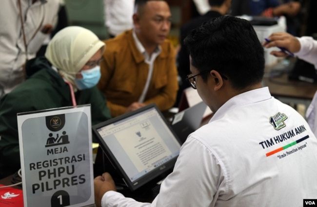 Tim kuasa hukum Paslon Presiden dan Wakil Presiden 01, Anies Baswedan dan Muhaimin Iskandar mendaftarkan PHPU ke Mahkamah Konstitusi pada Kamis (21/3) di Jakarta. (VOA/IndraYoga)