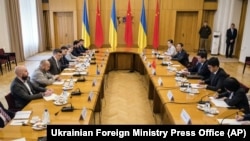 5月17日，乌克兰外长库列巴（左中）和中国特使李辉（右中）在基辅举行会谈。 