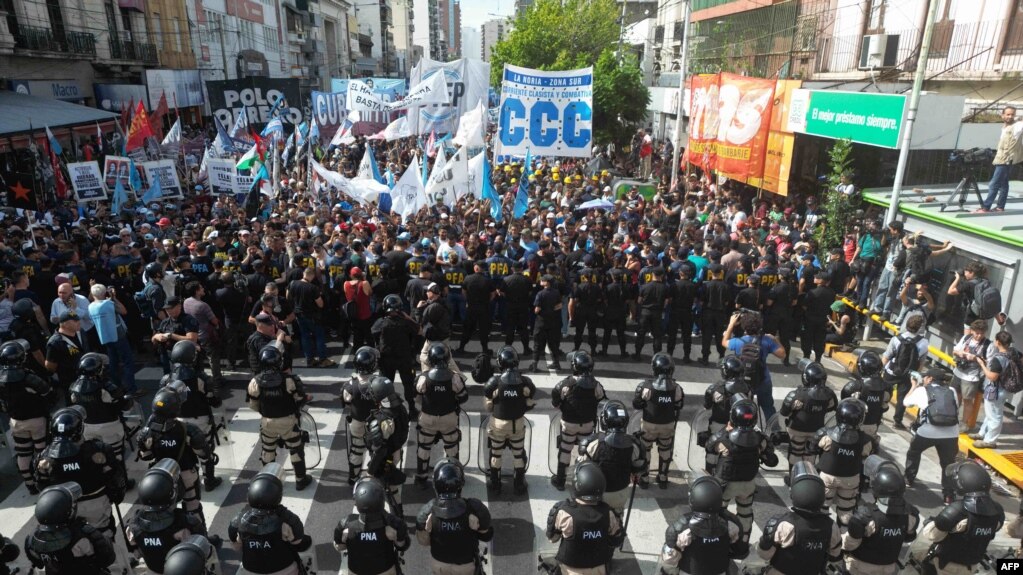 2024年3月18日，在阿根廷布宜诺斯艾利斯省的阿韦拉内达(Avellaneda)，人们抗议总统哈维尔·米莱(Javier Milei)的政府削减最脆弱部门的开支。(photo:VOA)