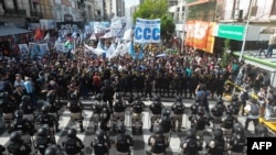 2024年3月18日，在阿根廷布宜諾斯艾利斯省的阿韋拉內達(Avellaneda)，大衆抗議總統哈維爾·米萊(Javier Milei)的政府削減最脆弱部門的開支。