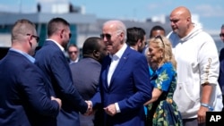 Presiden AS Joe Biden (tengah) dan ibu negara Jill Biden )kedua dari kanan) tiba di Bandara Internasional Harrisburg di Harrisburg, Pennsylvania, pada 7 Juli 2024 untuk memulai kampanye di negara bagian tersebut. (Foto: AP?Manuel Balce Ceneta)