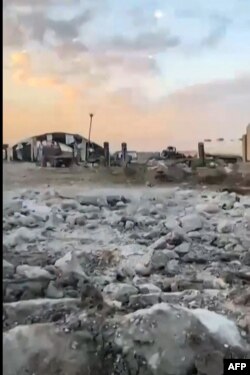 Gambar yang diambil dari video UGC yang diposting pada tanggal 20 April 2024 ini menunjukkan kerusakan akibat ledakan di pangkalan militer Irak di provinsi tengah Babilonia yang menampung koalisi kelompok bersenjata pro-Iran. ( UGC / AFP)
