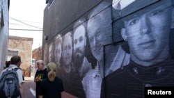 El público visita un mural donde aparecen rehenes estadounidenses alrededor del mundo. Es una obra promovida en la campaña 'Bring Our Families Home', dirigida por sus familiares, vista en Washington, el 20 de julio de 2022 .