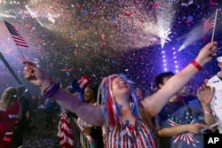 FILE - Confetti berjatuhan saat berlangsungnya Boston Pops Fireworks Spectacular di Hatch Shell, Boston, 4 Juli 2023. (Foto AP/Michael Dwyer)