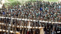 ARCHIVO - En esta fotografía de archivo del 1 de agosto de 2005, combatientes paramilitares de la facción "Héroes de Granada" de las Autodefensas Unidas de Colombia, o AUC, asisten a una ceremonia de desmovilización en Cristales, Colombia. 