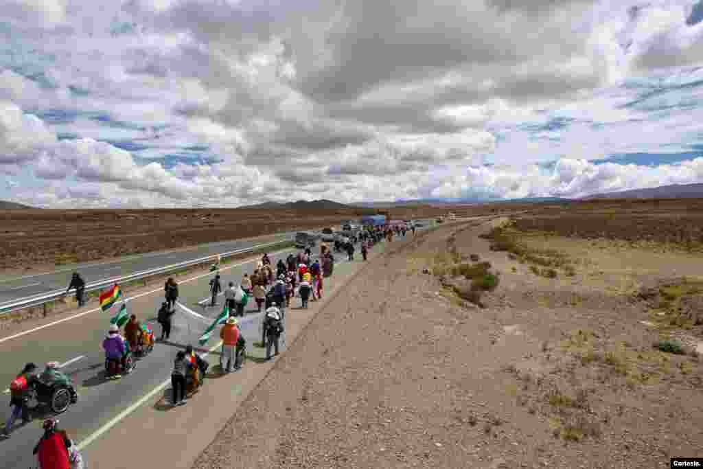 Caravana de las personas con discapacidad de Cochabamba a La Paz. [Foto: United Notions Film]