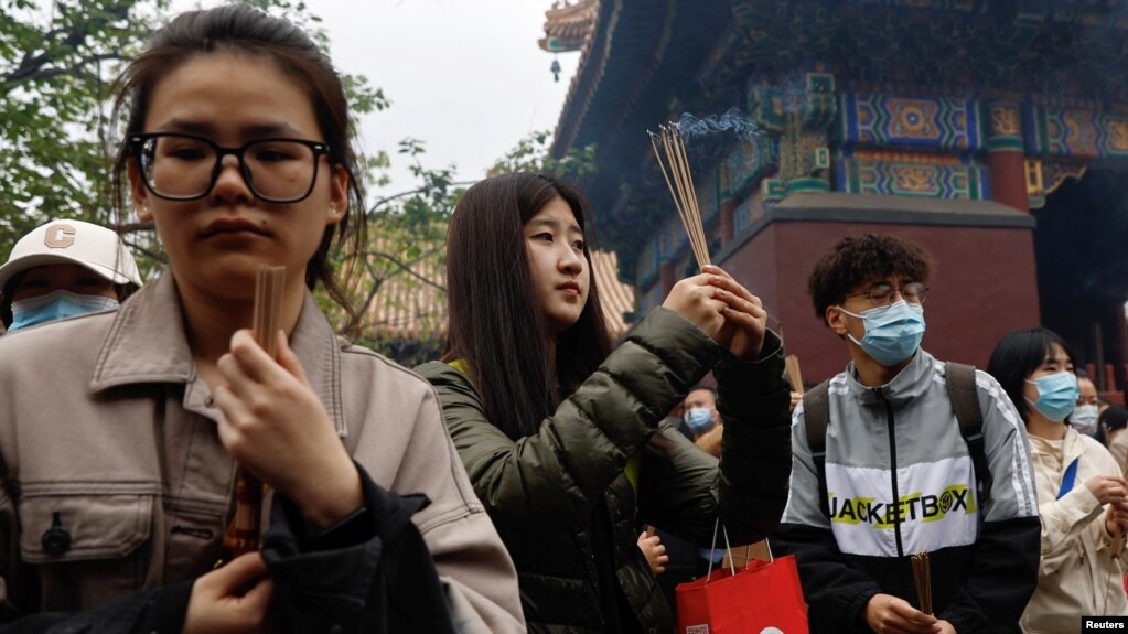 Some young people went to a temple in Beijing to pray for blessings. (Reuters 22 April 2023)