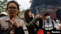 一些年轻人到北京一间寺庙祈福。（路透社2023年4月22日）