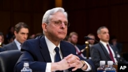 El secretario de Justicia de EEUU Merrick Garland testifica mientras el Comité Judicial del Senado examina el Departamento de Justicia, en el Capitolio de Washington, el 1 de marzo de 2023.