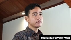 Wali Kota Solo dan putra sulung Presiden Joko Widodo, Gibran Rakabuming Raka, Senin, 16 Oktober 2023. (VOA/Yudha Satriawan)