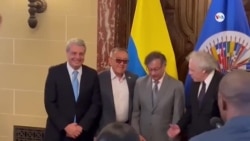 Almagro saluda al presidente Petro
