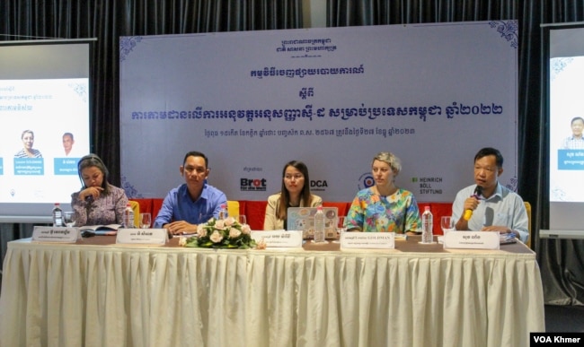 វាគ្មិនចូលរួមក្នុងកិច្ចពិភាក្សាមួយ ក្នុងពិធីចេញរបាយការណ៍ស្តីពីការតាមដានលើការអនុវត្តអនុសញ្ញាស៊ី-ដ សម្រាប់ប្រទេសកម្ពុជាឆ្នាំ២០២២ ក្នុងរាជធានីភ្នំពេញ កាលពីថ្ងៃទី២៧ ខែធ្នូ ឆ្នាំ២០២៣។ (ស៊ឹម ចាន់សំណាង/វីអូអេ)