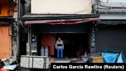 Seorang pria melihat sambil berdiri di dekat gerobak makanan yang rusak setelah Topan Koinu melewati ujung selatan Taiwan, di Kenting, Taiwan, 5 Oktober 2023. (Foto: REUTERS/Carlos Garcia Rawlins)