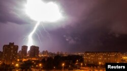بیلاروس کے شہر منسک میں طوفان بادو باراں کے دوران آسمانی بجلی گرنے کا ایک منظر 14 اگست 2018۔ فوٹو رائٹرز