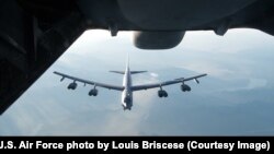 Ілюстративне фото. Дозаправлення у повітрі B-52H Stratofortress з 2-го бомбардувального крила, 21 серпня 2017. Фото U.S. Air Force/Louis Briscese