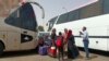 Des passagers fuyant le Soudan déchiré par la guerre débarquent à la gare routière de Wadi Karkar près de la ville égyptienne d'Assouan, le 25 avril 2023.