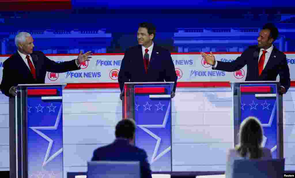 El exvicepresidente de EEUU, Mike Pence (izquierda), y el empresario Vivek Ramaswamy (derecha) se atacaron duramente entre sí, mientras Ron DeSantis, en el medio, disfrutaba del espectáculo, durante el primer debate presidencial republicano.&nbsp;