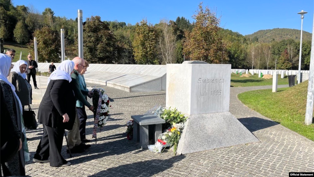 Američki senatori Džin Šahin i Piter Velč polažu vijence na spomenik žrtvama genocida u Srebrenici (Foto: shaheen.senate.gov)