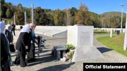 Američki senatori Džin Šahin i Piter Velč polažu vijence na spomenik žrtvama genocida u Srebrenici (Foto: shaheen.senate.gov)