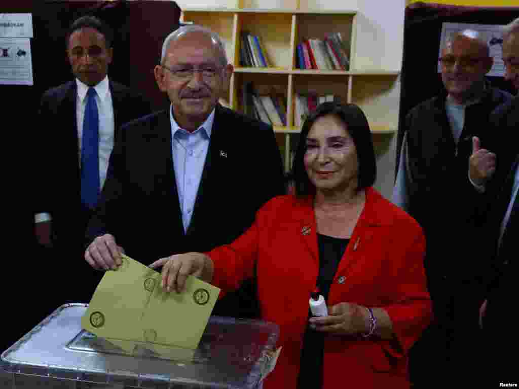 کمال کلیچداروغلو و همسرش سلوی کلیچداروغلو در حال رای&zwnj;دادن در دور دوم انتخابات ریاست جمهوری ترکیه&nbsp;(یکشنبه ۷ خرداد ۱۴۰۲) 
