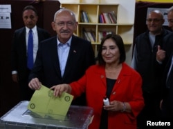 کمال قلیچدار اوغلو و همسرش سلوی قلیچدار اوغلو در حال رای‌دادن در دور دوم انتخابات ریاست جمهوری ترکیه