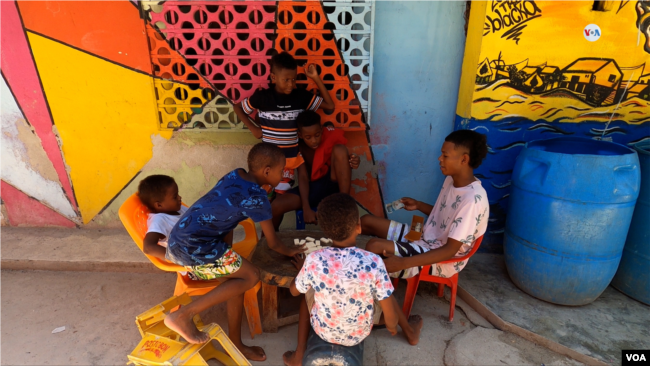 La vida en Santa Cruz del Islote transcurre en una aparente tranquilidad. Su habitantes pasan tiempo en la calle, compartiendo momentos con sus amigos y vecinos.