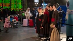 কর্মীরা কিয়েভের একটি রেলস্টেশনে বড়দিন উৎসবের গান গাইছে (২১ ডিসেম্বর, ২০২৩)