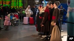 فعالان با لباس ملی اوکراین در هنگام تمرین سرود کریسمس در ایستگاه راه آهن مرکزی کی‌یف - اوکراین، ۳۰ آذر ۱۴۰۲. عکس از آسوشیتد پرس