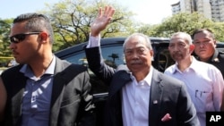 Mantan Perdana Menteri Malaysia Muhyiddin Yassin tiba di markas Komisi Pemberantasan Korupsi Malaysia di Putrajaya, Kuala Lumpur, 9 Maret 2023. (Foto: AP)