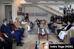 Kunjungan dari para duta besar negara-negara Arab ke Kedutaan Palestina di Jakarta pada Selasa (10/10) guna memberikan dukungan terhadap Palestina pasca serangan gencar yang dilakukan oleh Israel. (VOA/Indra Yoga)