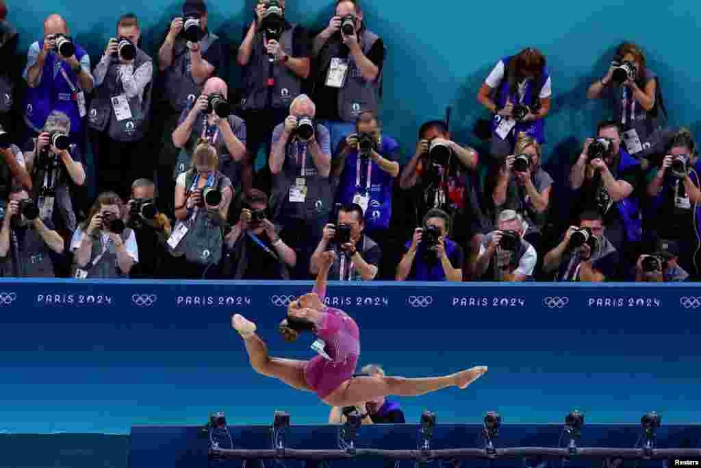 Rebeca Andrade dari Brazil berkompetisi di final balok keseimbangan wanita senam artistik selama Olimpiade Paris di Bercy Arena di Paris. Andrade meraih medali emas dalam nomor ini, sementara perak dan perunggu diraih pesenam AS.&nbsp; (Reuters)&nbsp;