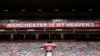 Spanduk dukungan untuk Manchester United terpampang di stadion Old Trafford, Manchester, Inggris, saat laga antara Manchester United dan West Ham United, 22 Juli 2020. (Foto: Martin Rickett/Pool via Reuters)