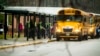 Sejumlah murid turun dari bis sekolah di depan Sekolah Dasar Richneck, Newport News, Virginia, pada 30 Januari 2023, pada hari pertama dimulainya kegiatan di sekolah tersebut menyusul insiden penembakan yang terjadi sebelumnya. (Foto: AP/John C. Clark)