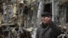 Seorang pria mengambil video restoran yang rusak setelah penembakan Rusia di Zaporizhzhia, Ukraina, 18 Maret 2023. (Foto: AP)
