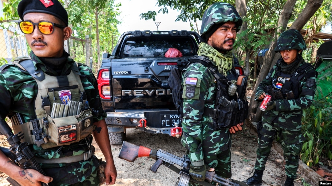 FILE - Tentara Tentara Pembebasan Nasional Karen (KNLA) bersiap untuk berpatroli di Myawaddy, kota perbatasan Thailand-Myanmar di bawah kendali koalisi pasukan pemberontak yang dipimpin oleh Persatuan Nasional Karen, di Myanmar, 15 April 2024. (REUTERS/Athit Perawongmetha)