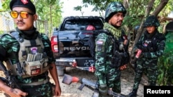 Các binh sĩ của Quân đội Giải phóng Quốc gia Karen (KNLA) chuẩn bị tuần tra Myawaddy, thị trấn biên giới Thái Lan-Myanmar dưới sự kiểm soát của liên minh lực lượng nổi dậy do Liên minh Quốc gia Karen lãnh đạo, ở Myanmar, ngày 15/4.