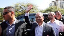 Mantan Perdana Menteri Malaysia Muhyiddin Yassin tiba di kantor pusat Komisi Antikorupsi Malaysia (MACC) di Putrajaya, Kuala Lumpur, Malaysia, Kamis, 9 Maret 2023. (AP/FL Wong)