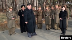김정은 북한 국무위원장이 딸 김주애와 함께 서부지구 화성포병부대를 찾았다며, 관영매체들이 지난달 10일 사진을 공개했다.