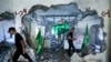 Warga Palestina memeriksa reruntuhan rumah milik keluarga Moataz Khawaja, seorang militan Hamas yang dihancurkan oleh pasukan Israel di desa Naalin, Tepi Barat, Selasa, 23 Mei 2023. (AP/Majdi Mohammed)